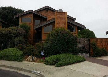Western Red Cedar, CertiLabel® 18in R&R Sidewall Shingle, With Clear Stain